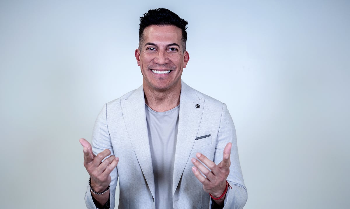Alex DJ reaparece entre lágrimas desde hospital tras diagnóstico de embolia pulmonar