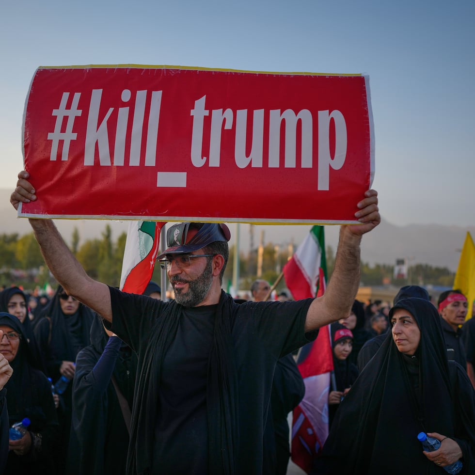Durante esos recientes actos fúnebres del ayatolá Alí Jamenei, los asistentes al funeral mostraron en repetidas ocasiones carteles o pancartas en los que se pedía la muerte de Trump.