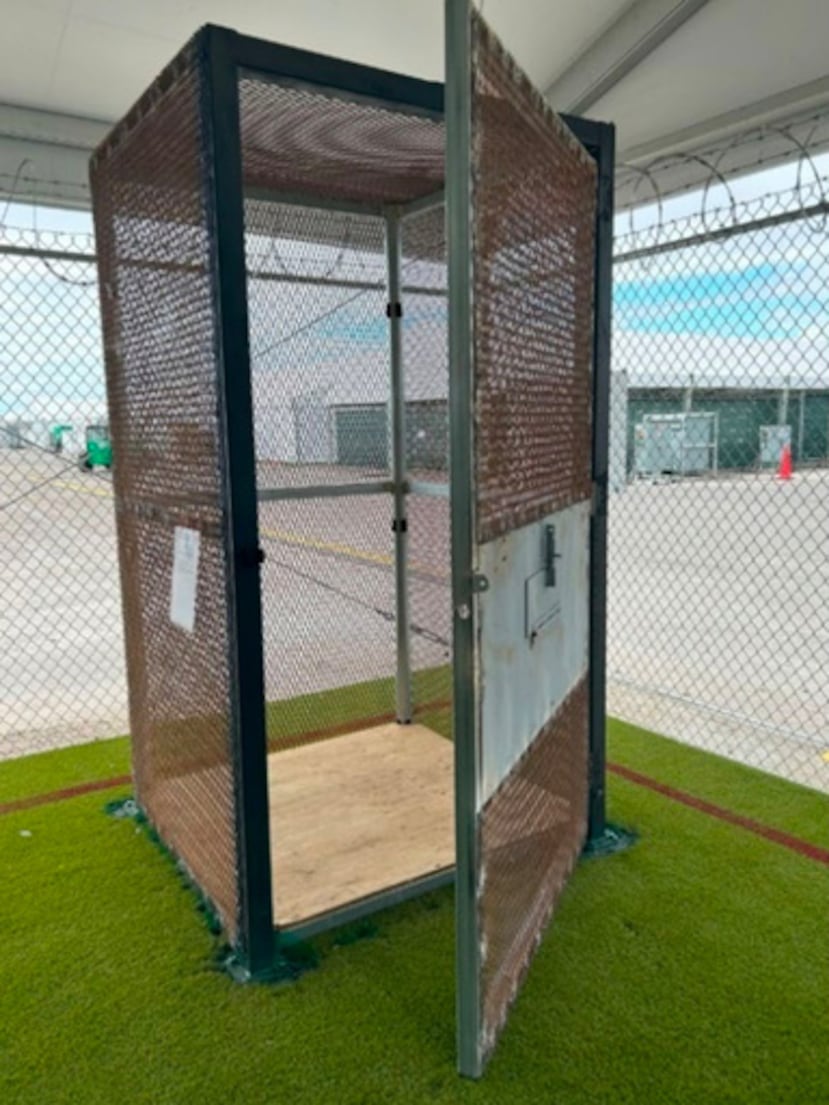 Esta imagen, difundida por la Oficina del Inspector General del Departamento de Seguridad Nacional, muestra un pequeño recinto metálico utilizado para alojar a los detenidos en el centro de internamiento de inmigrantes "Alligator Alcatraz".