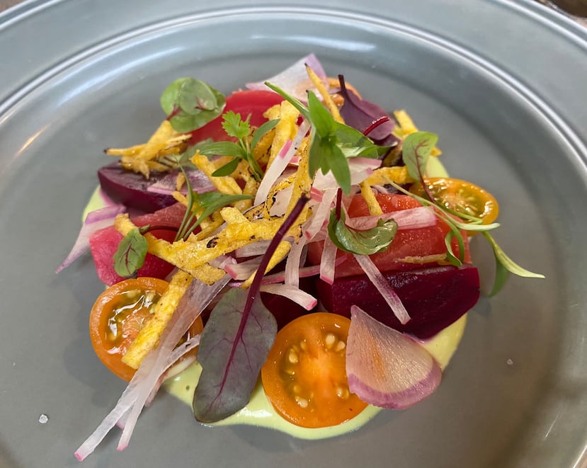 El primer plato de la degustacion consistió de remolacha rostizada, tomate, rábano, cilantro, alazán y emulsiones de tarragón.