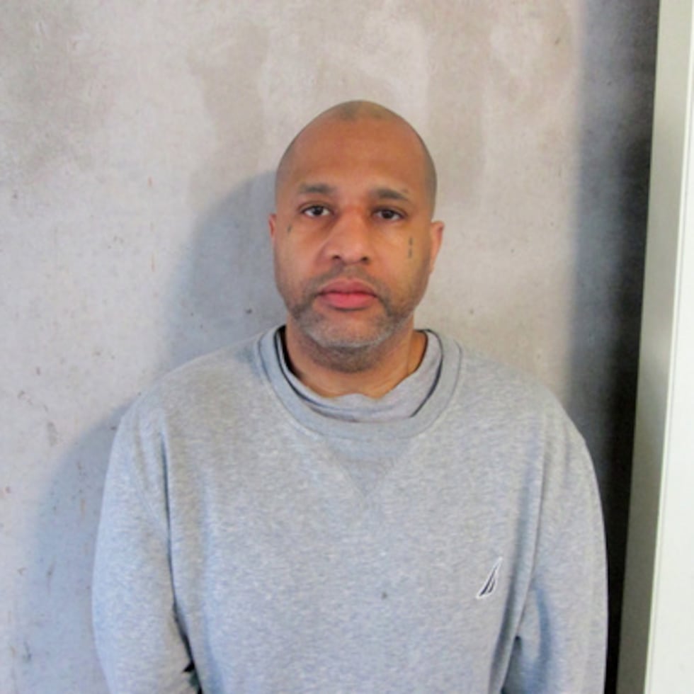 Kendrick Simpson, de 45 años, fue declarado muerto a las 10:19 a.m. tras una inyección de tres fármacos en la Penitenciaría Estatal de Oklahoma, en McAlester, informaron funcionarios penitenciarios.