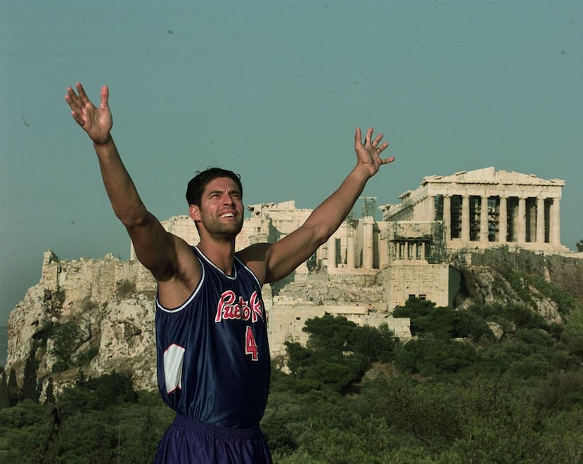 Debutó con el Equipo Nacional en el 1983 en los Juegos Panamericanos de Caracas. En la foto, Piculín posa desde Grecia donde representaría a la isla en el Campeonato Mundial de Baloncesto. (GFR Media)