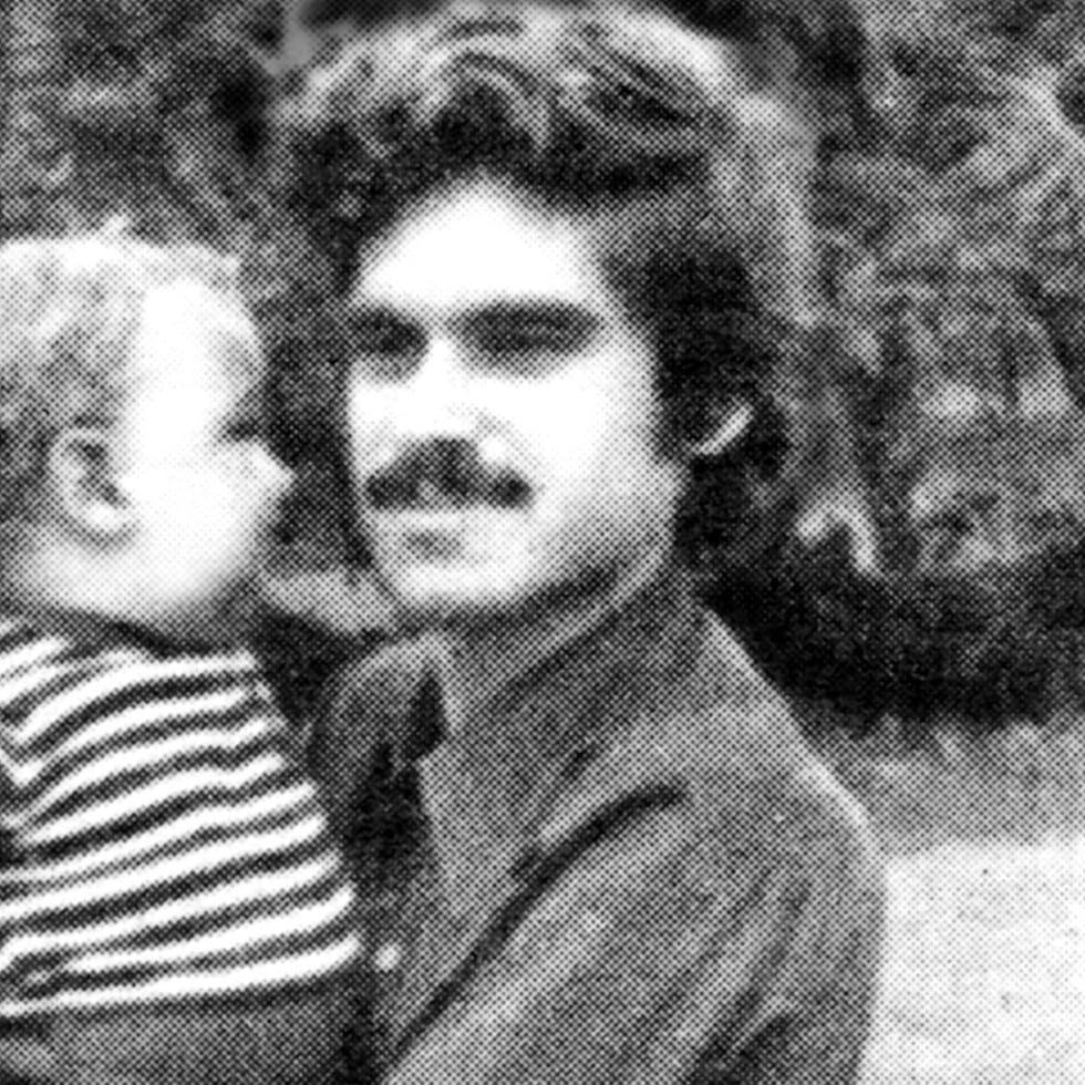 Carlos Muñiz Varela fue tiroteado el 28 de abril de 1979, en Guaynabo, y murió dos días después. En la foto, con su hijo.