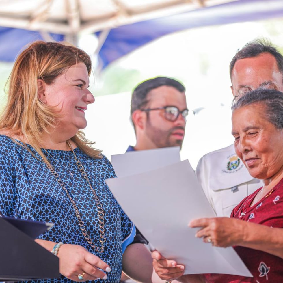 La gobernadora Jenniffer González hizo sus expresiones tras entregar títulos de propiedad en la plaza pública de Maricao.