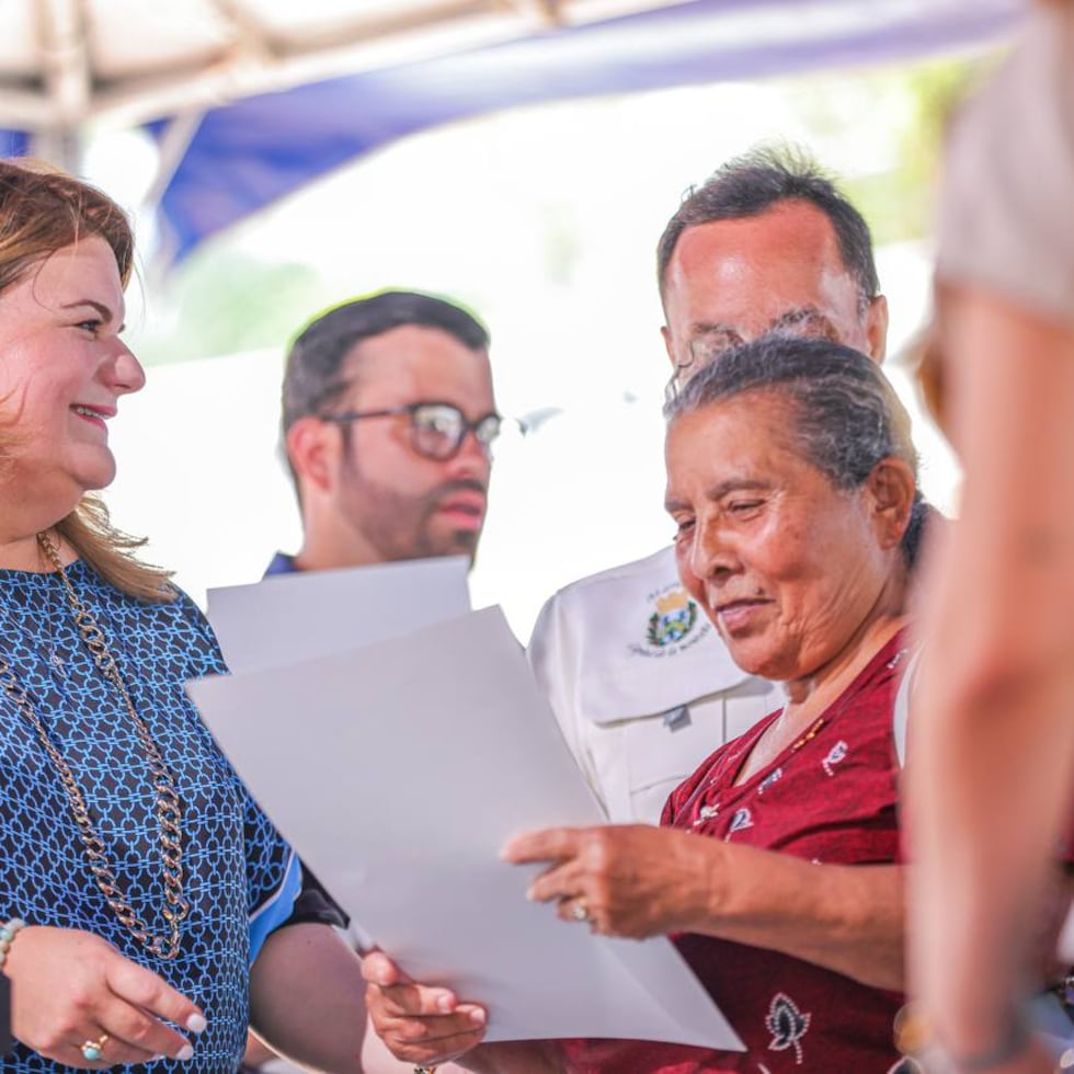 La gobernadora Jenniffer González entregó los títulos de propiedad en la plaza pública de Maricao.