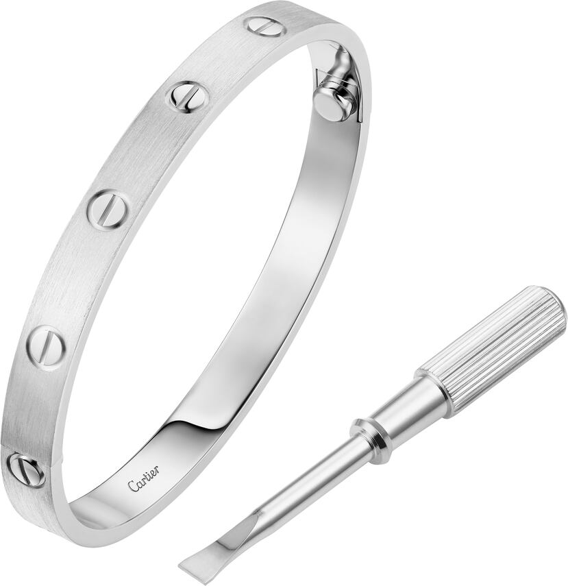 La colección Love de Cartier presenta la perfección de líneas limpias y proporciones precisas: una pulsera ovalada formada por dos arcos rígidos que deben ser atornillados juntos.