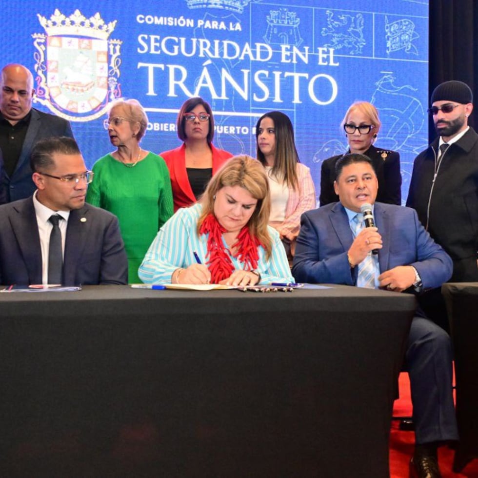 La gobernadora Jenniffer González firma la Ley 136-2025 que endurece las penas contra conductores en estado de embriaguez que causen muertes o grave daño corporal a otras.