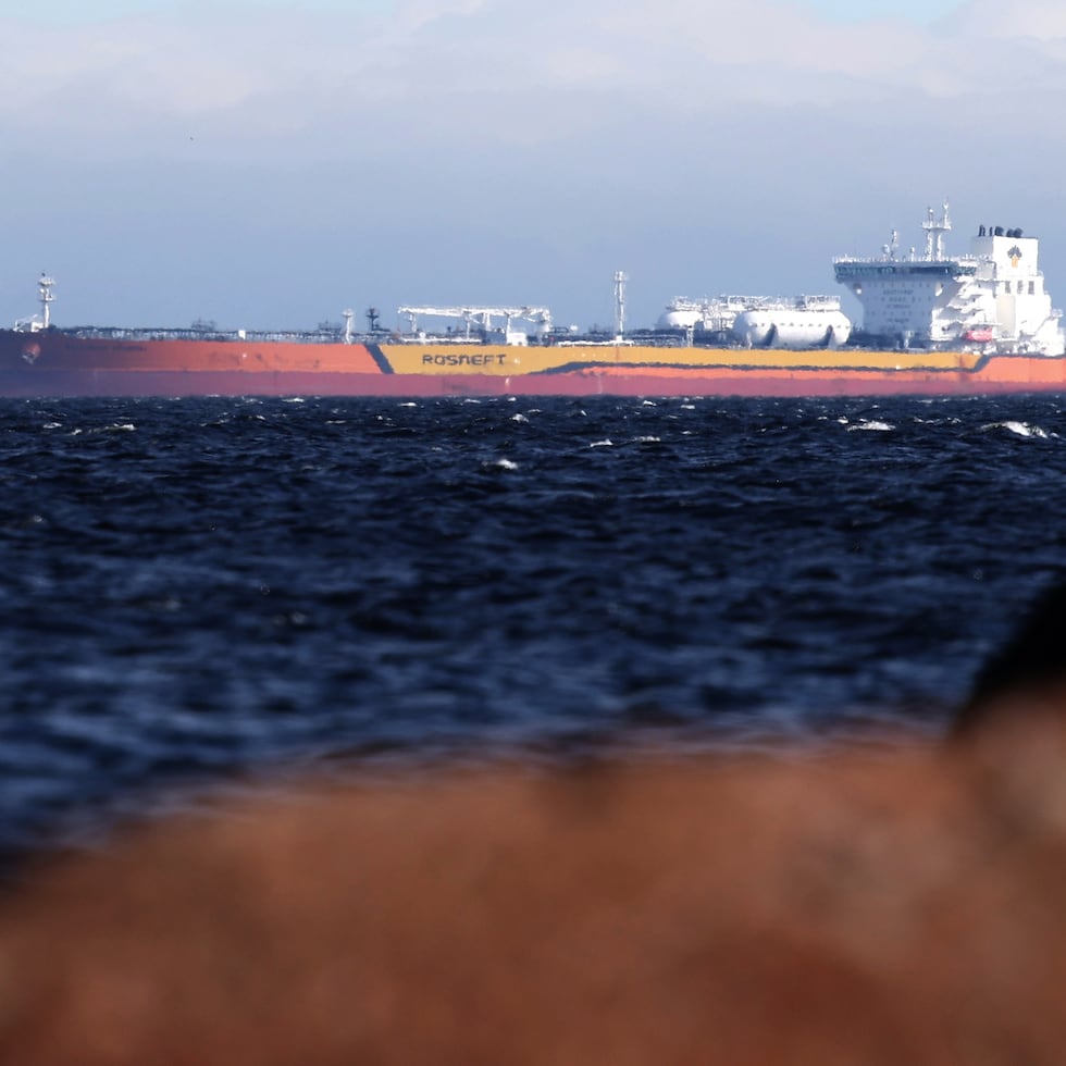 Un petrolero de la compañía rusa Rosneft navega por el mar Báltico en la región de Leningrado.
