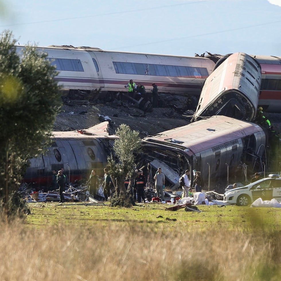 Imagen del accidente de dos trenes de alta velocidad ocurrido este miércoles en España.