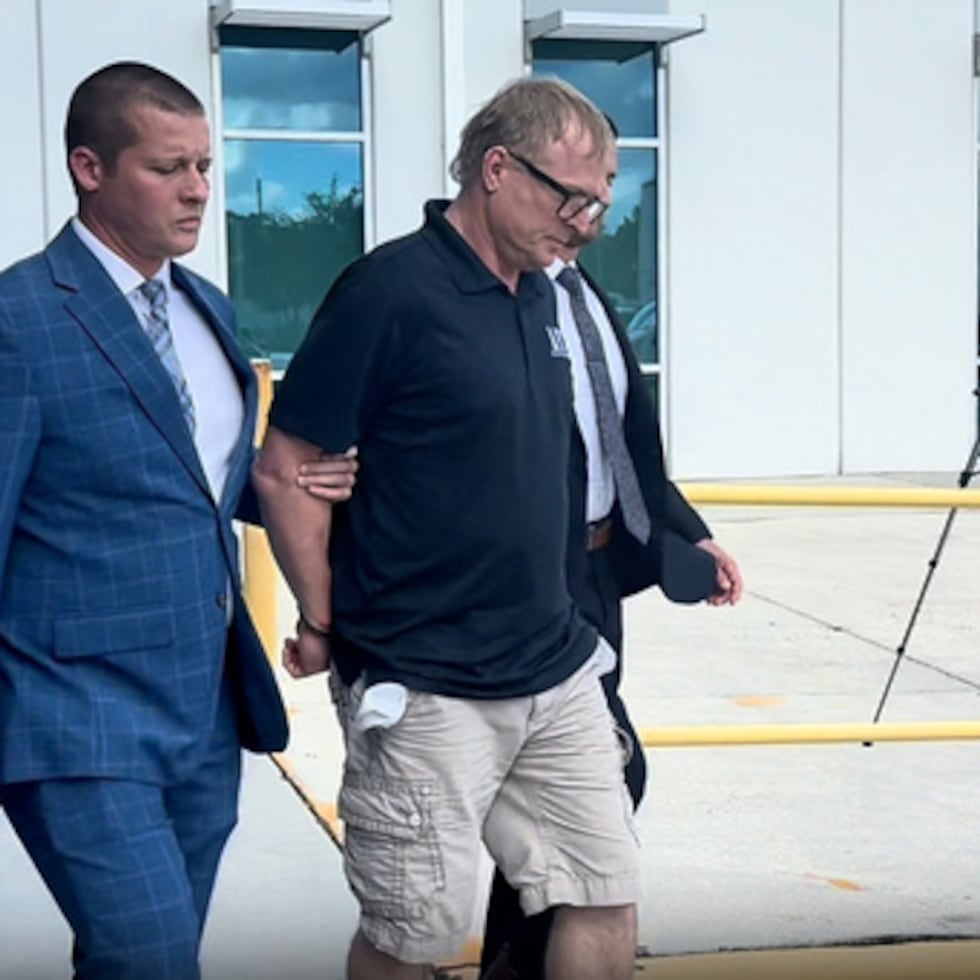 En esta imagen, extraída de un vídeo difundido por el Departamento de Policía de Orlando, se ve cómo Dale Smith Jr. es detenido en Orlando (Florida) el miércoles 14 de octubre de 2026. (Departamento de Policía de Orlando a través de AP)