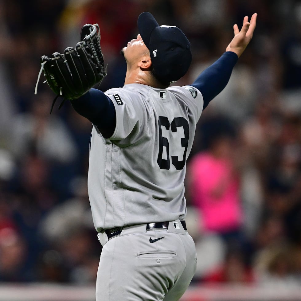 El relevista derecho de los Yankees, Fernando Cruz, celebra luego de cerrar el juego y preservar la victoria 3-2 sobre los Guardians de Cleveland el martes.