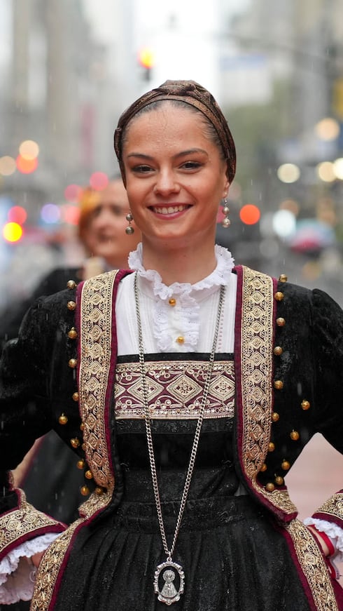 Trajes típicos de España y una veintena de países latinoamericanos volvieron a recorrer la Quinta Avenida de Manhattan.
