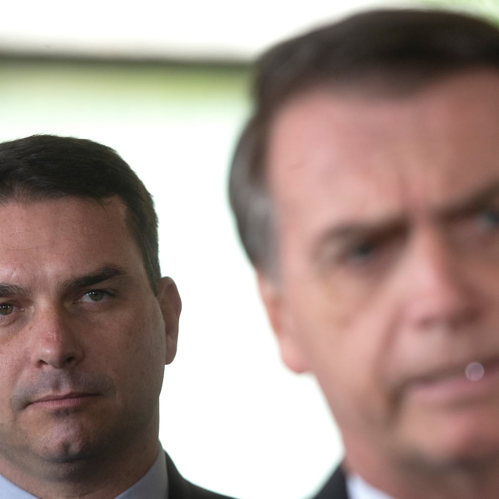 Flavio Bolsonaro (izquierda), hijo del expresidente de Brasil, Jair Bolsonaro (derecha).