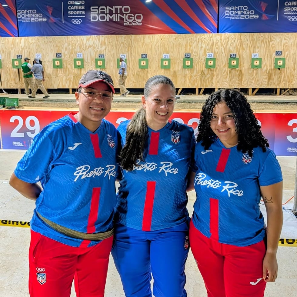 De izquierda a derecha, Abigail Granell, Jennifer Valentín y Andrea Figueroa, quienes subieron al podio para conquistar la medalla de plata por equipos en pistola de aire. Valentín posteriormente ganó el oro en la competencia individual.