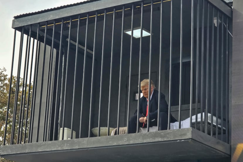 El falso Trump baila y lanza insultos a las personas.