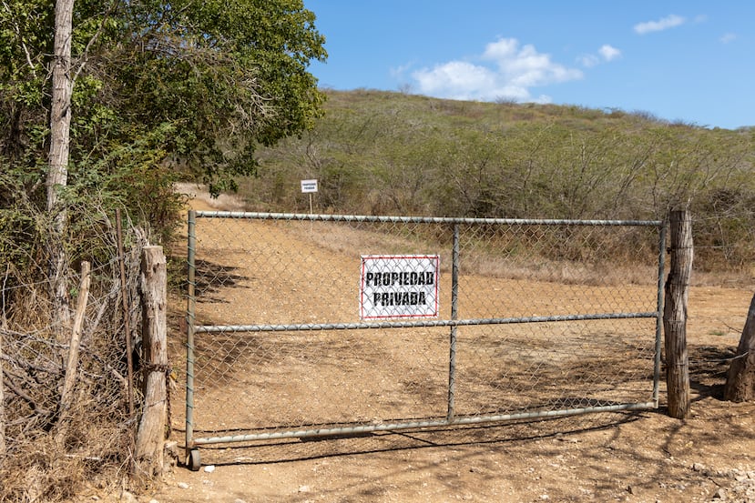 Un cartel con el mensaje “Propiedad privada” en parte de los terrenos que impactaría el enclave de lujo Esencia, en Cabo Rojo.