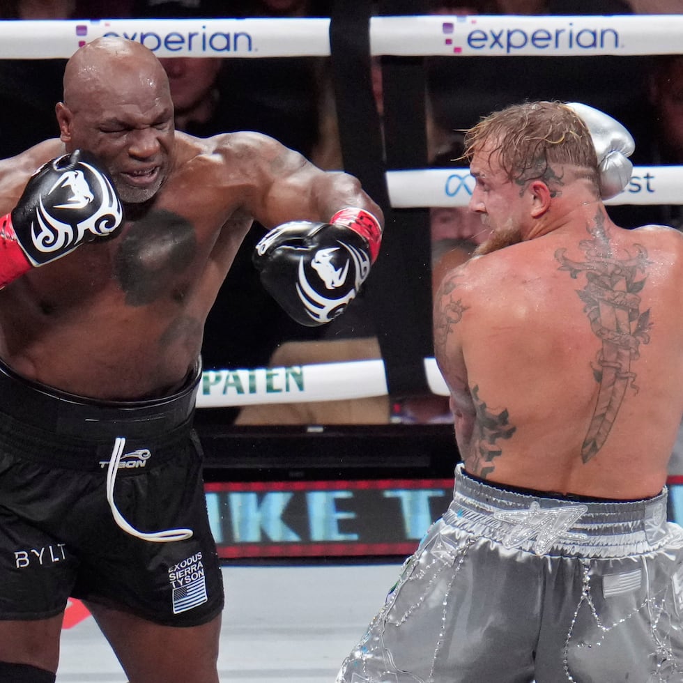 Mike Tyson (izquierda) pelea ante Jake Paul durante su combate de peso pesado, el viernes 15 de noviembre de 2024/