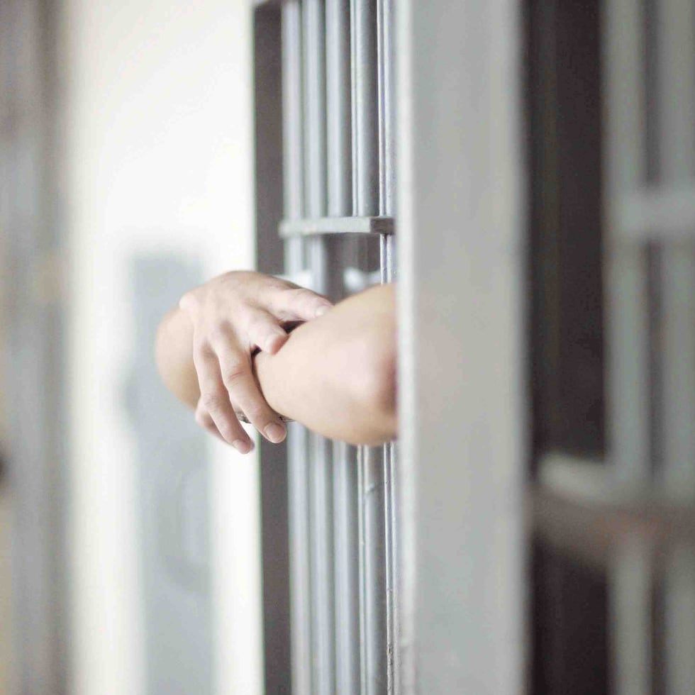 Steven Alfredo Rodríguez Torres enfrenta cargos por maltrato de menores por presuntamente morder, golpear y dejar caer al suelo a un menor de año y medio.