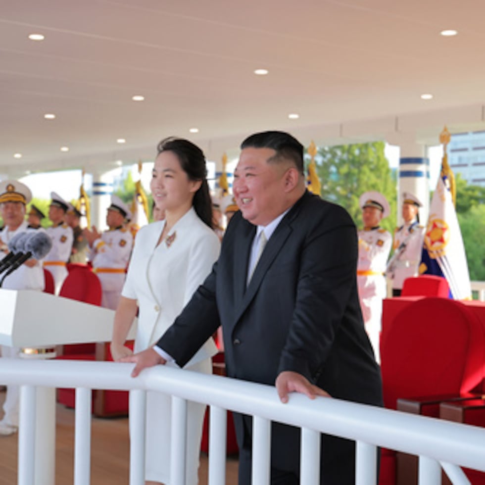 En esta fotografía facilitada por el gobierno de Corea del Norte, su líder, Kim Jong Un, y su hija asisten en septiembre de 2026 a la ceremonia de puesta en servicio del destructor "Kang Kon".