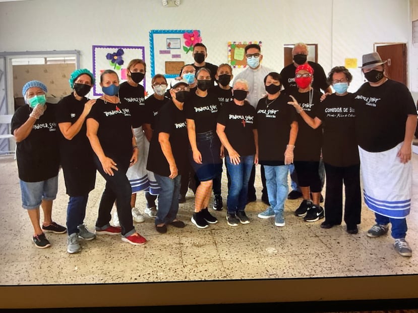 Naguabeños que forman parte del equipo de voluntarios en el Comedor de Bien María Teresa de Calcuta.