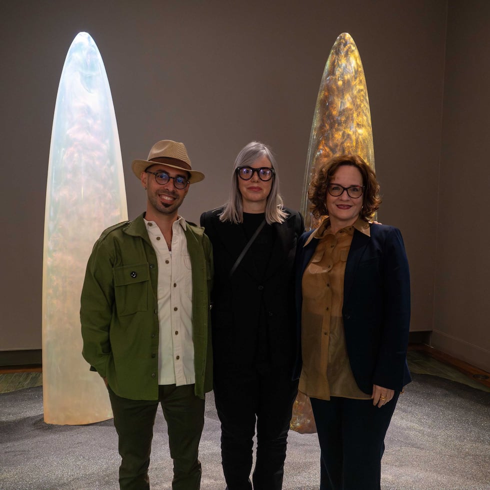 De izquierda a derecha: Abdiel Segarra, curador; Gisela Colón, artista; y Marianne Ramírez, directora del MAC.