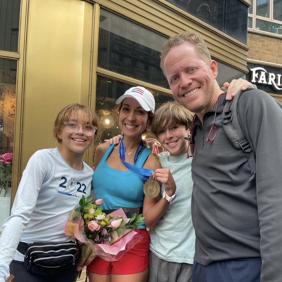 Alexandra Fuentes y su esposo David Bernier junto a sus dos hijos, Miranda y Adrián.