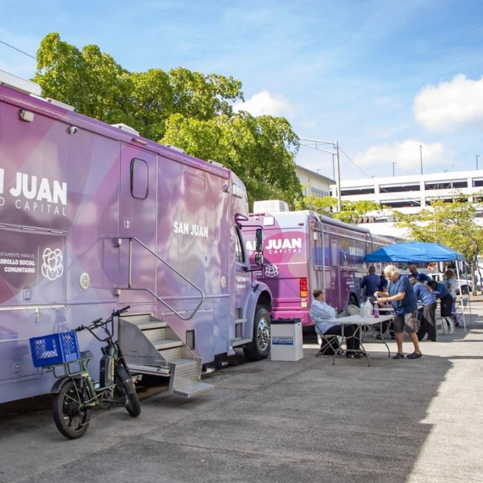 La intervención se lleva a cabo en el estacionamiento del antiguo corral de guaguas de la Autoridad Metropolitana de Autobuses, en Santurce.