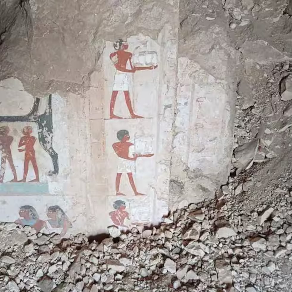 Las escenas y los dibujos rupestres, según el estudio preliminar, se dividieron en varios grupos cronológicos; el grupo más antiguo, realizado en el techo del refugio rocoso con pintura roja data de entre el 10,000 y el 5,500 a. C.