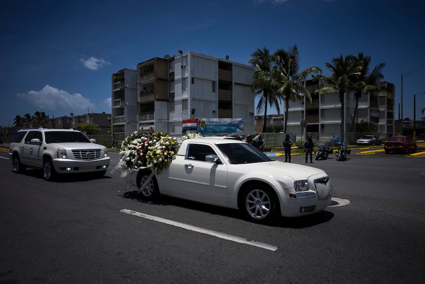 Traslado de los restos de Neftalí Álvarez Núñez, exponente de reguetón conocido como Pacho El Antifeka, asesinado el pasado 1 de junio, desde el residencial Juana Matos de Cataño hacia el cementerio Porta Coeli, en Bayamón.