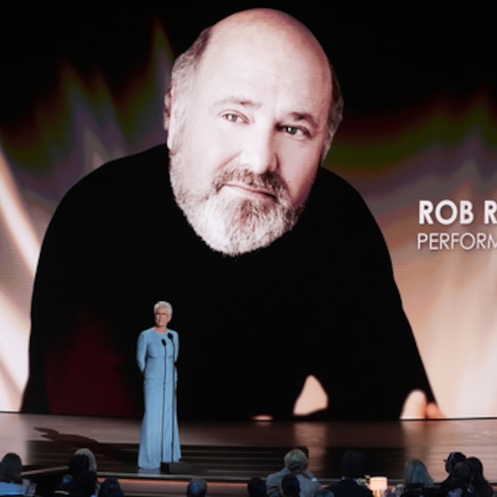 Jamie Lee Curtis rinde homenaje a Rob Reiner durante la 78.ª edición de los Premios Emmy, celebrada ayer en el Peacock Theater de Los Ángeles.