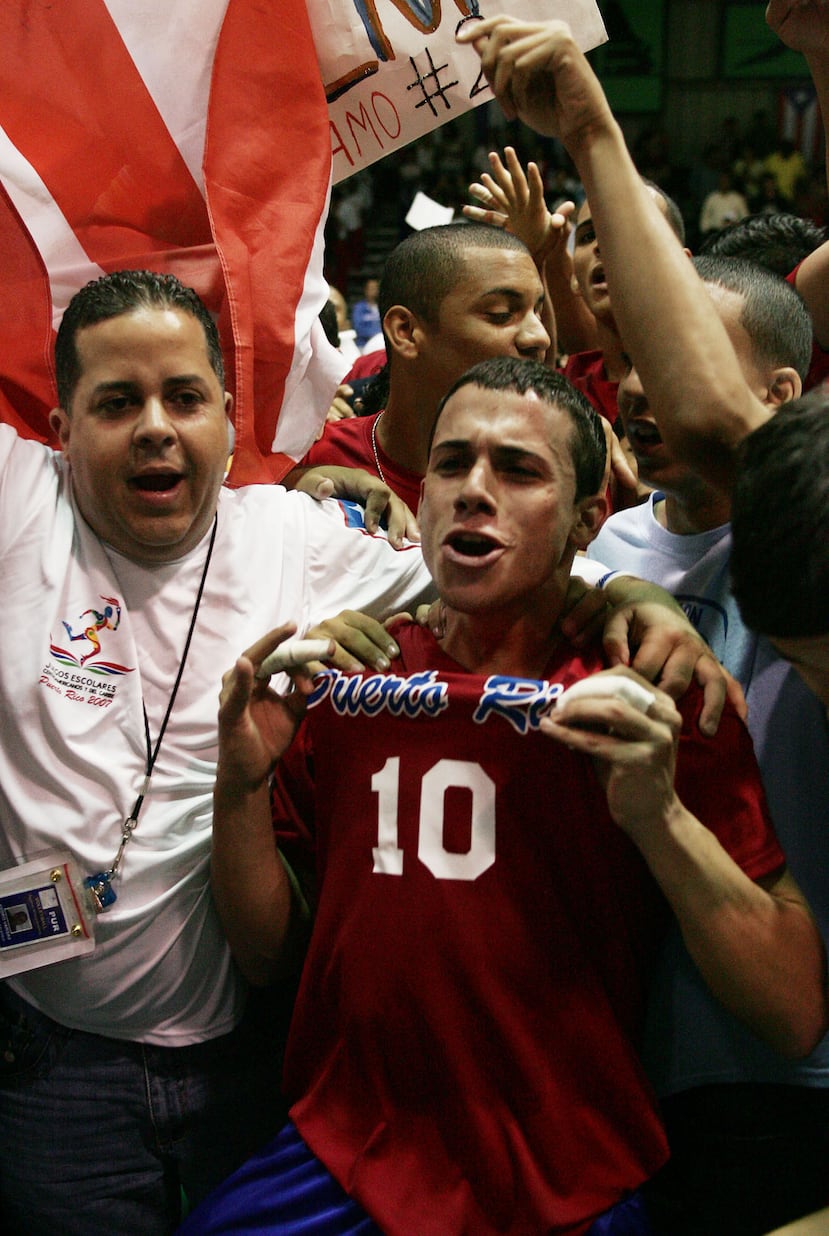 Recuerdos de Rafa Meléndez (10), cuando capitaneó del equipo de Puerto Rico celebra la victoria de la medalla de oro de los Juegos Escolares Centroamericanos y del Caribe del 2007.