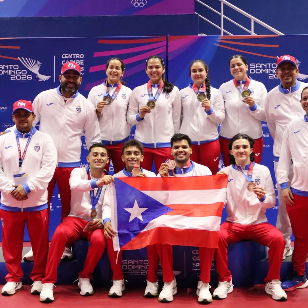 Las delegaciones femenina y masculina de tenis de mesa posan con sus respectivas medallas de oro y bronce.