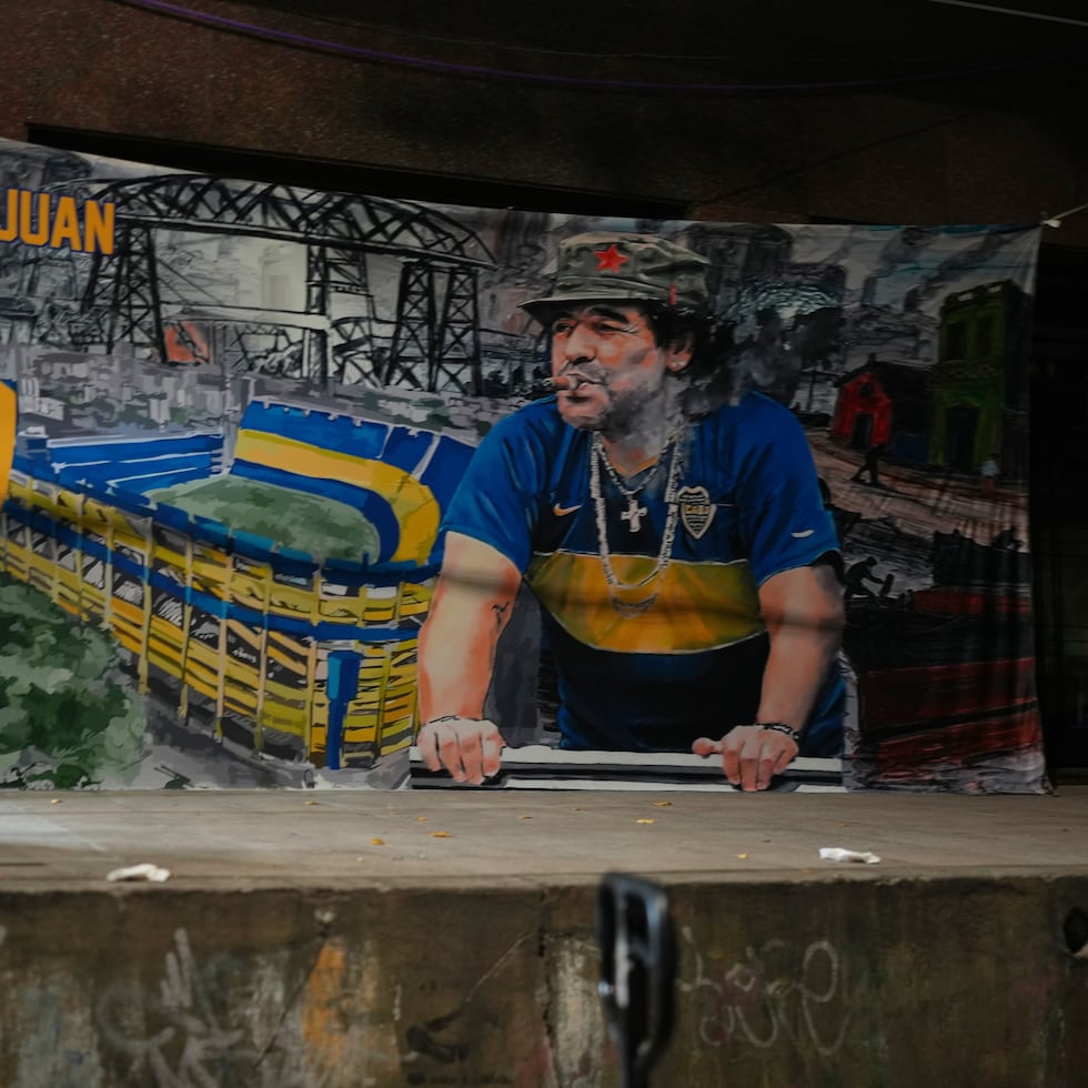 Un póster de la leyenda del fútbol Diego Maradona cuelga en las afueras del estadio La Bombonera en Buenos Aires.