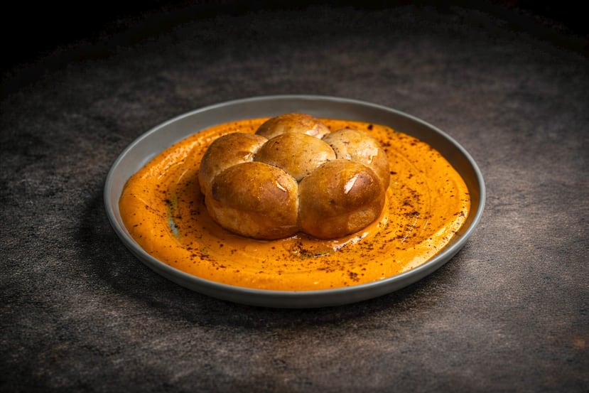 Crema para untar de pimientos asados y queso con pan dulce local con pan dulce local, , una versión estilizada de un “sándwich de mezcla”, de El Bembé en el Four Seasons Resort and Residences Puerto Rico, en Río Grande.