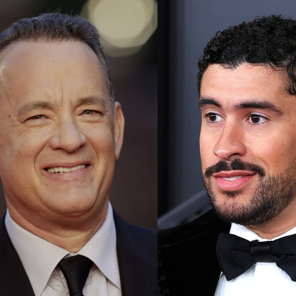 El galardonado actor Tom Hanks, a la izquierda, junto a la súperestrella de la música, Bad Bunny, a la derecha.