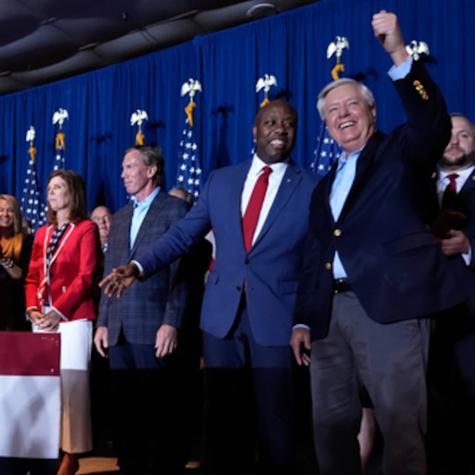 El senador Lindsey Graham (extrema derecha), republicano por Carolina del Sur, falleció el sábado por la noche y, según un informe preliminar del forense, sufrió un desgarro en la aorta.