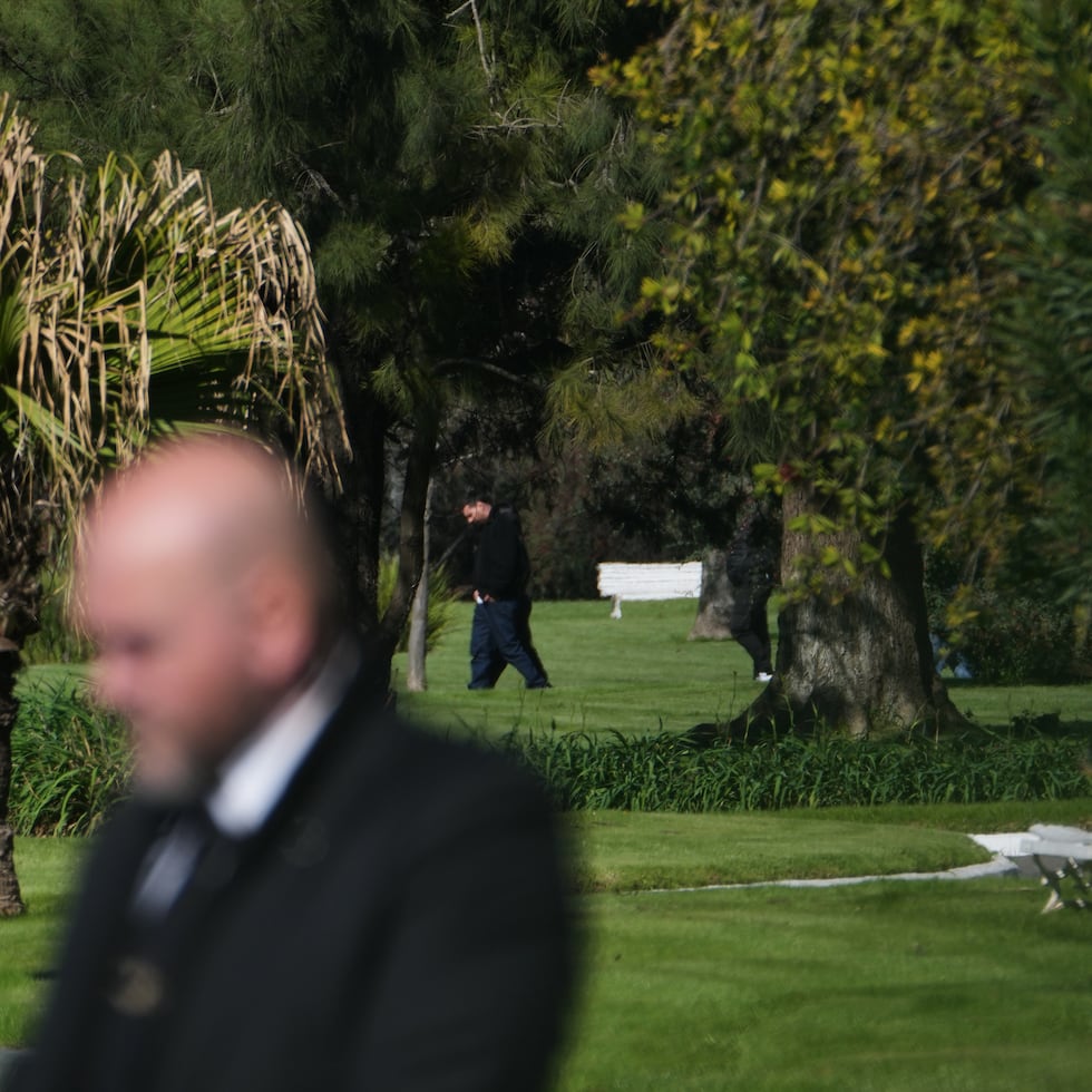 El futbolista Lionel Messi, al centro, camina por el cementerio El Prado durante el funeral de su padre, Jorge Messi, en Rosario, Argentina.