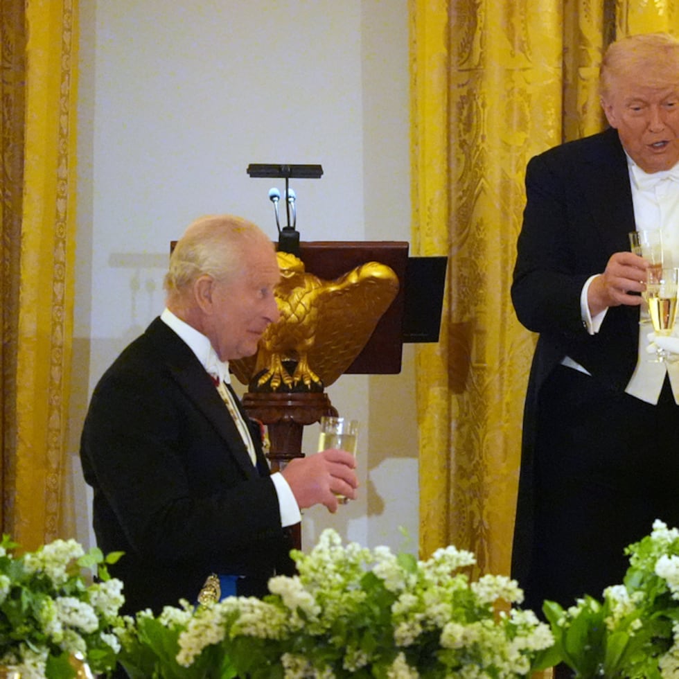 El presidente Donald Trump intercambia brindis durante una cena de Estado con el rey Charles III de Gran Bretaña, la reina Camila y la primera dama Melania Trump.
