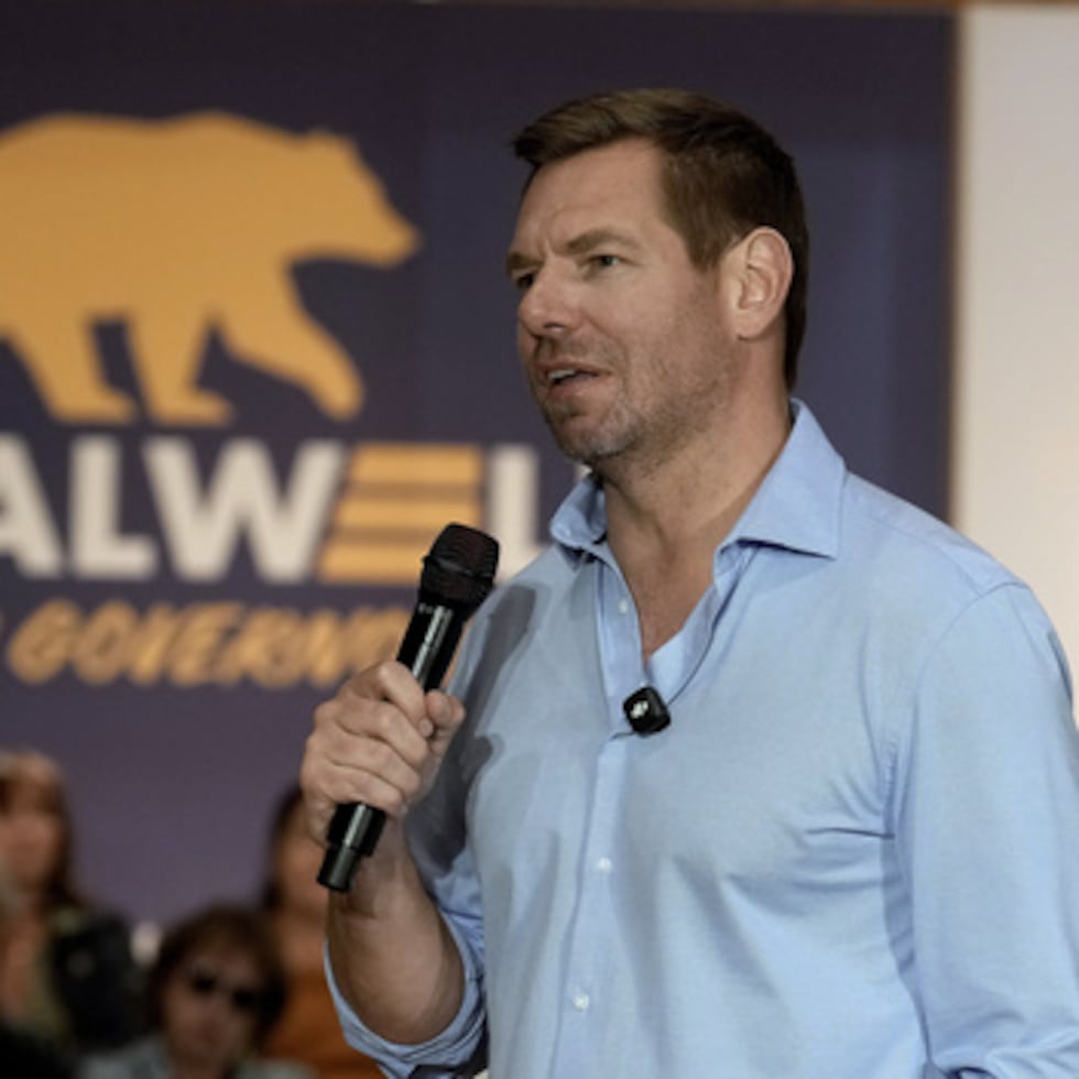 El congresista demócrata Eric Swalwell (California) enfrenta denuncias de, al menos, una exempleada que indicó que el representante la violó en dos ocasiones.