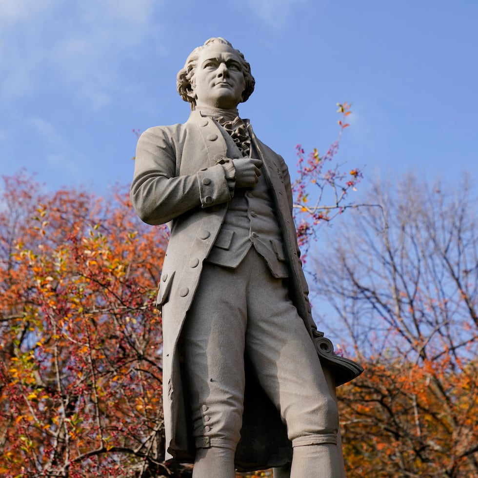 Alexander Hamilton, a punta de las 55 columnas que publicó en el Independent Journal y en el Daily Advertiser de Nueva York creó las condiciones para la ratificación de la Constitución federal, destaca Rafael Cox Alomar.