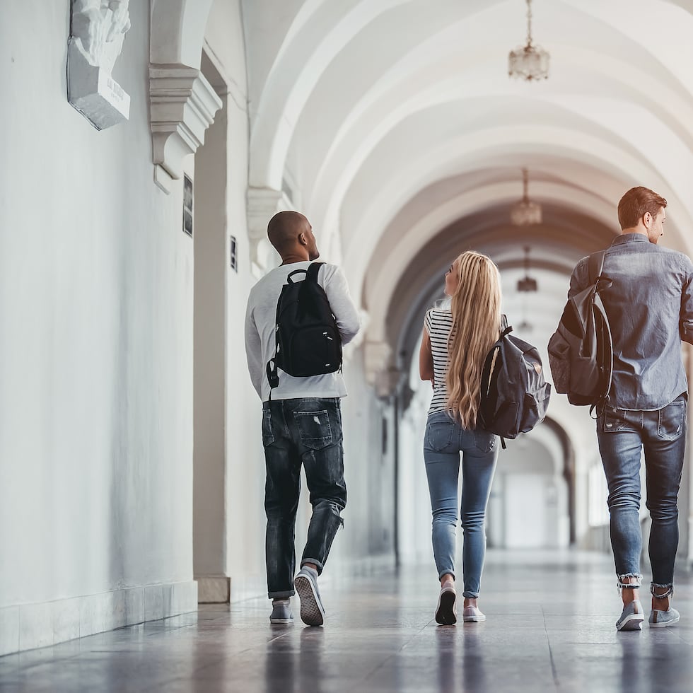 Continuar estudios después de completar la escuela superior puede aumentar en 67% los ingresos de una persona, escribe Leonor García