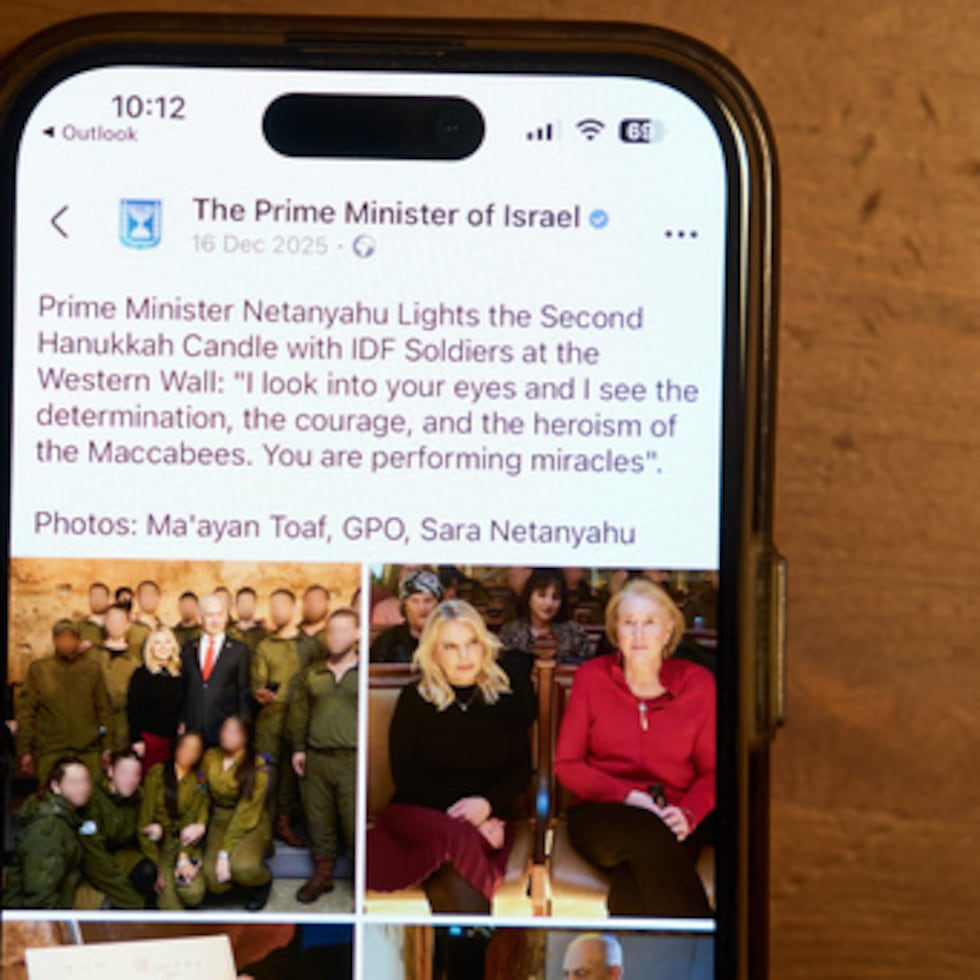 Una publicación en Facebook del Primer Ministro de Israel con una foto retocada de la esposa del Primer Ministro, Sara Netanyahu, se muestra en un teléfono en Ramat Gan, Israel, 9 de enero de 2026 (AP Photo/Oded Balilty)