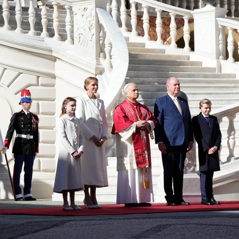 De izquierda a derecha, la princesa heredera Gabriella, la princesa Charlene, el príncipe Alberto II y el príncipe heredero Jacques jutno al pontífice.