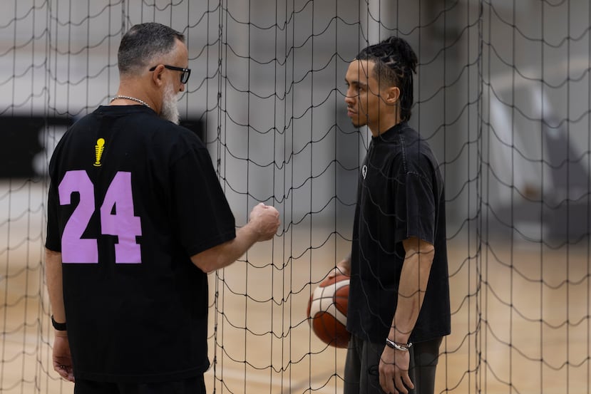 Wilhelmus Caanen habla con Travis Trice durante un entrenamiento de los Criollos.