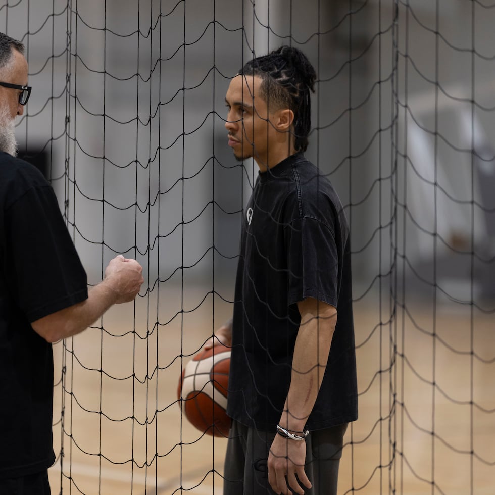 Travis Trice conversa con el dirigente Wilhelmus Caanen en una sesión de entrenamiento en el complejo JUMP.