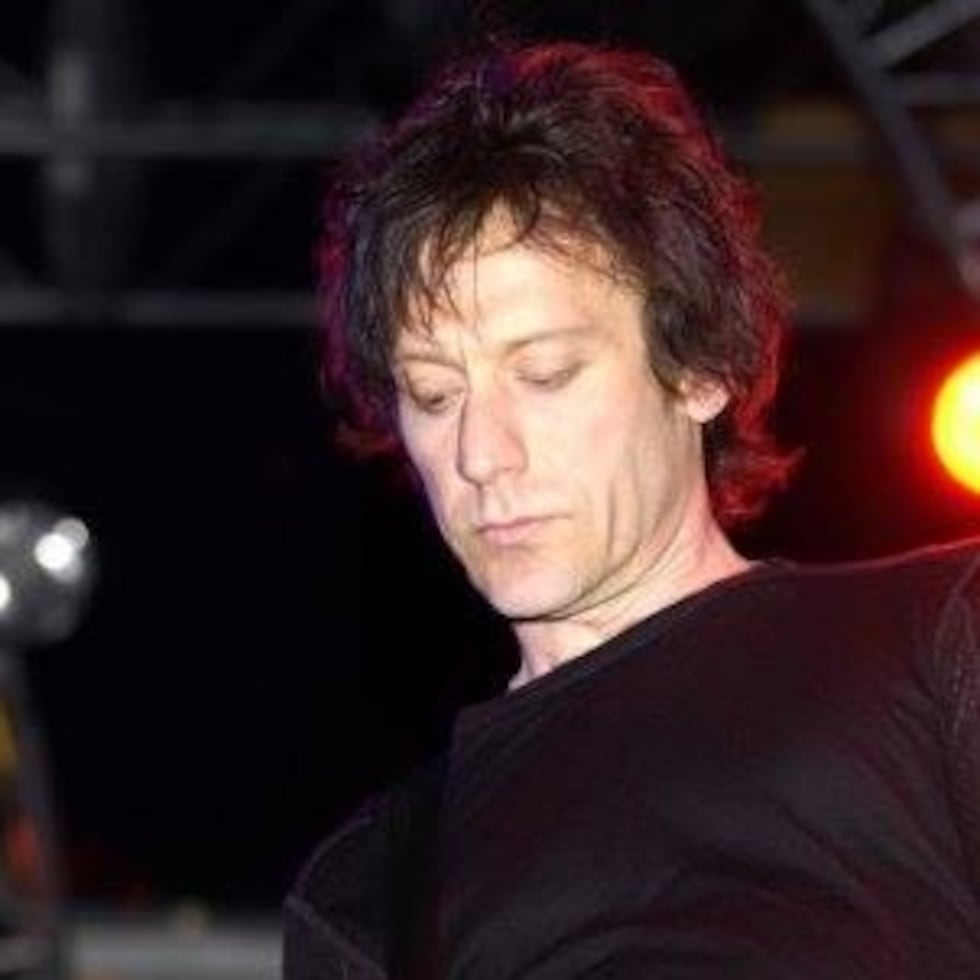 El guitarrista y tecladista Perry Archangelo Balmonte, miembro de la banda The Cure.