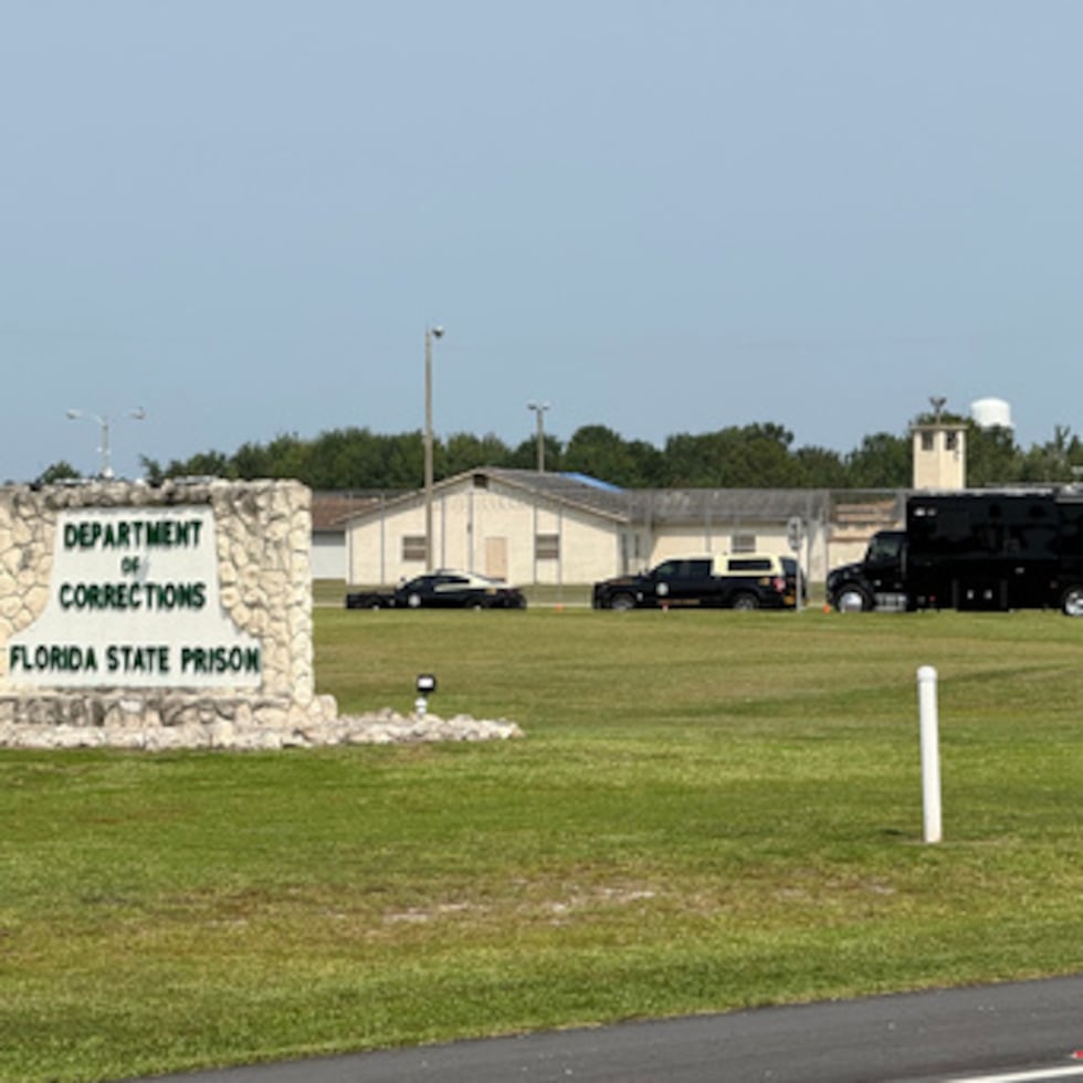 Vehículos de las fuerzas del orden estacionados frente a la prisión estatal de Florida.