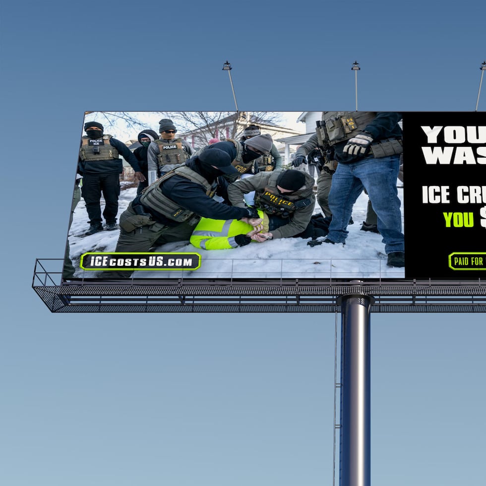 Fotografía cedida por el Comité de Apoyo Mijente donde se muestra una de las más de 200 vallas publicitarias contra el Servicio de Inmigración y Aduanas (ICE) visibles desde este lunes en distintas ciudades de Estados Unidos.