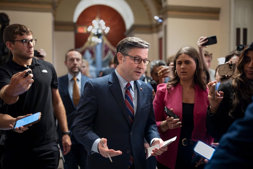 El presidente de la Cámara de Representantes, Mike Johnson, republicano por Luisiana, está rodeado de periodistas mientras se dirige a la cámara para una serie de votaciones sobre las prioridades del presidente Donald Trump, en el Capitolio en Washington, el miércoles 22 de julio de 2026. (Foto AP/J. Scott Applewhite)