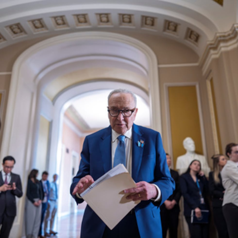El líder de la minoría en el Senado, Chuck Schumer, demócrata de Nueva York, hace una pausa antes de hablar con los periodistas pocos días antes de que expire la financiación del Departamento de Seguridad Nacional.